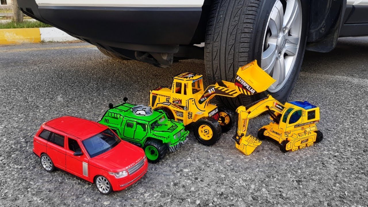 эксперименты с машинами. раздавил машина игрушки. машины против игрушек. опыты автомобиль. машины против игрушек.