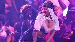 Rihanna - Rude Boy/What's My Name/Work (Live From The MTV VMAs 2016) Resimi