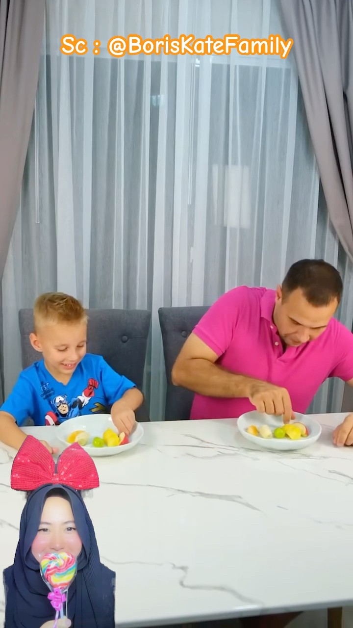 LOMBA MAKAN BUAH ANTARA PAPA DAN ADIK ⁉️ tapi PAPa Makan Sama Tusuk Gigi nya juga? @BorisKateFamily
