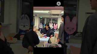 Lee Know eating Leebit 🤣😂🤣in Skzoo pop-up Cafe !