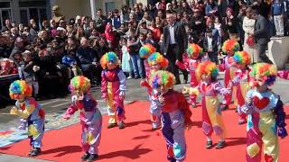 İlkokul Çocuklarından Eğlenceli Palyaço Dansı