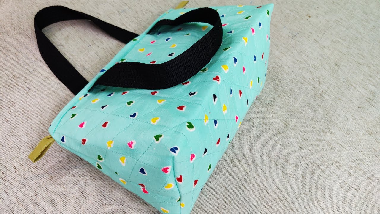 Travel Bag बनाने का आसान तरीका/Bag cutting and stitching/Zipper travel  bag/Bag banana - YouTube