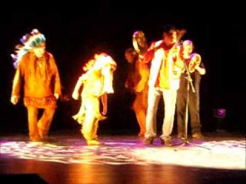 Laurent McKenzie chante et danse la danse traditionnelle autochtone ...