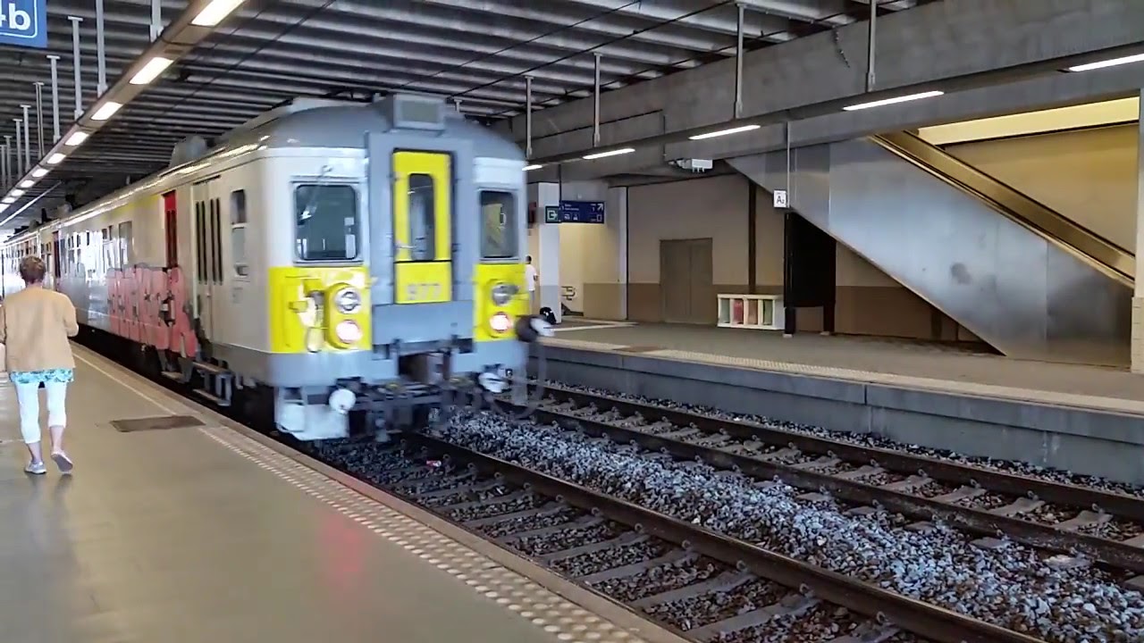 SNCB/NMBS Type AM73/74 977 arriving at Namur station on 26/06/18
