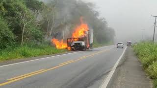 Caminhão carregado de móveis pega fogo na BR-330 screenshot 5