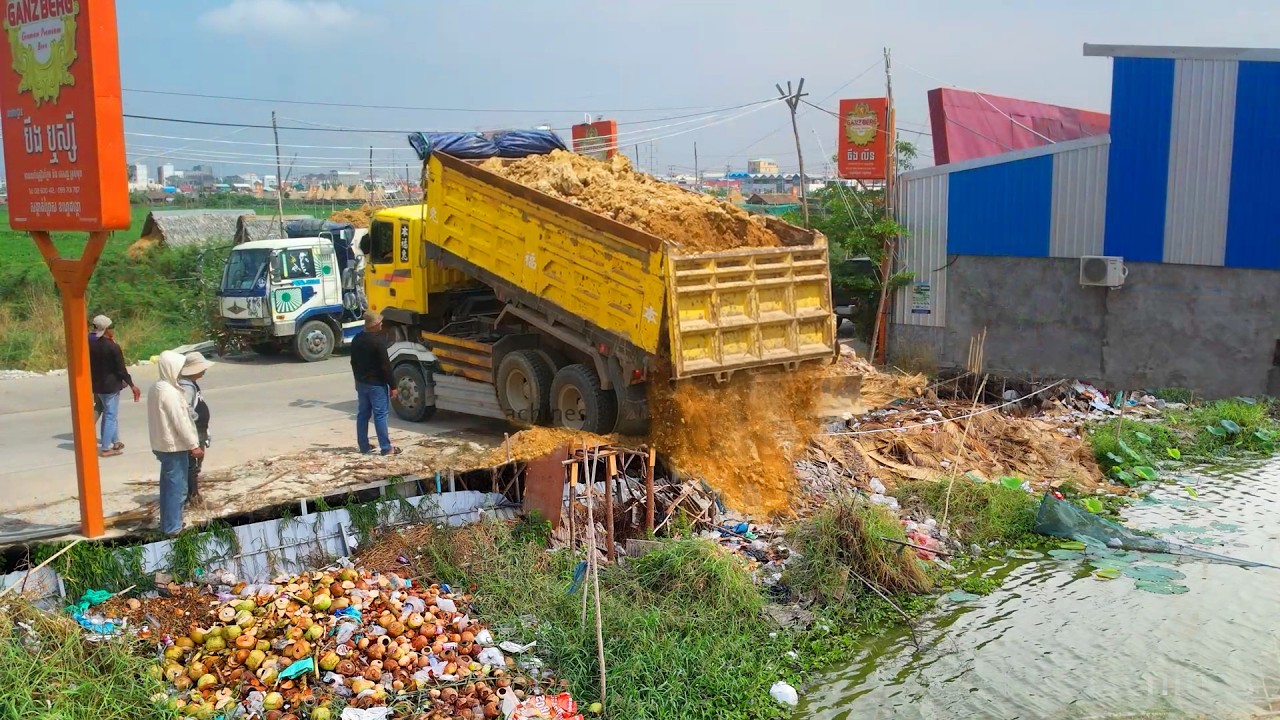 Perfectly First Start Dump Trucks 5,24T Wait Unloading Into deep Water & Dozer Push Stone & Trash