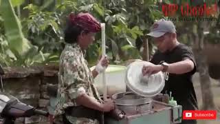 Lucu  dodol cilok di tuku kabeh kok ora oleh..sing dodol koplak