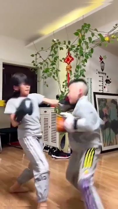 SIBLING FIGHT 😳👀 #shorts (via sanda.china)