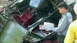 Filipinlerde Otobüs Kamyonetin Üstüne Düştü