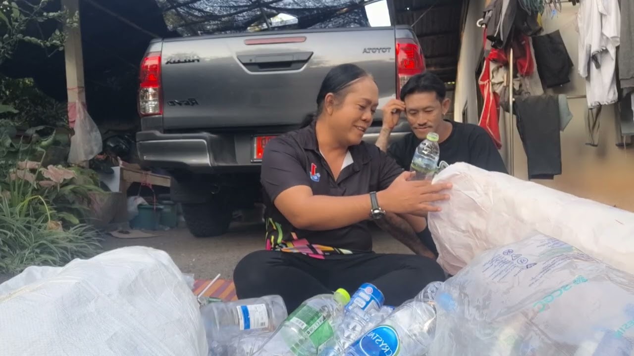 Ep.1221 หลังเลิกงานพี่โยก็ขนขวดพลาสติกกลับบ้านเพื่อแกะสติกเกอร์เอาไว้ให้แม่รีขาย