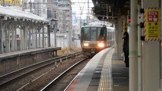 JR京都線　吹田駅3番ホームを223系快速が通過