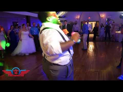 BEST GARTER TOSS EVER!!! Cant believe this.. 