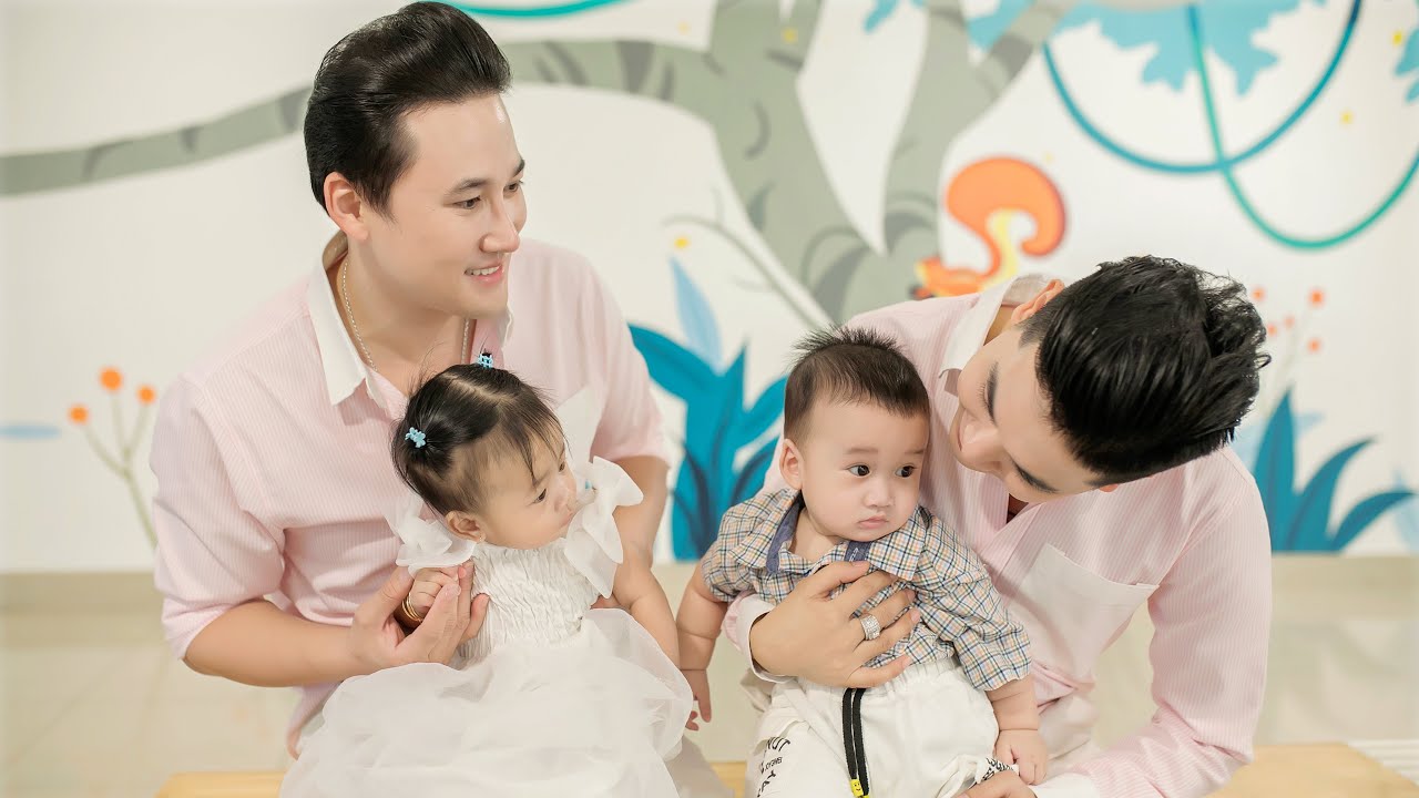 2 ông bố bỉm Thanh Đoàn - Hà Trí Quang chở KaKa và Muội Muội đi chích ngừa tròn 6 tháng tuổi