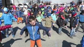 Frydenlund skole danser Afrikansk dans på Narvik lufthavn