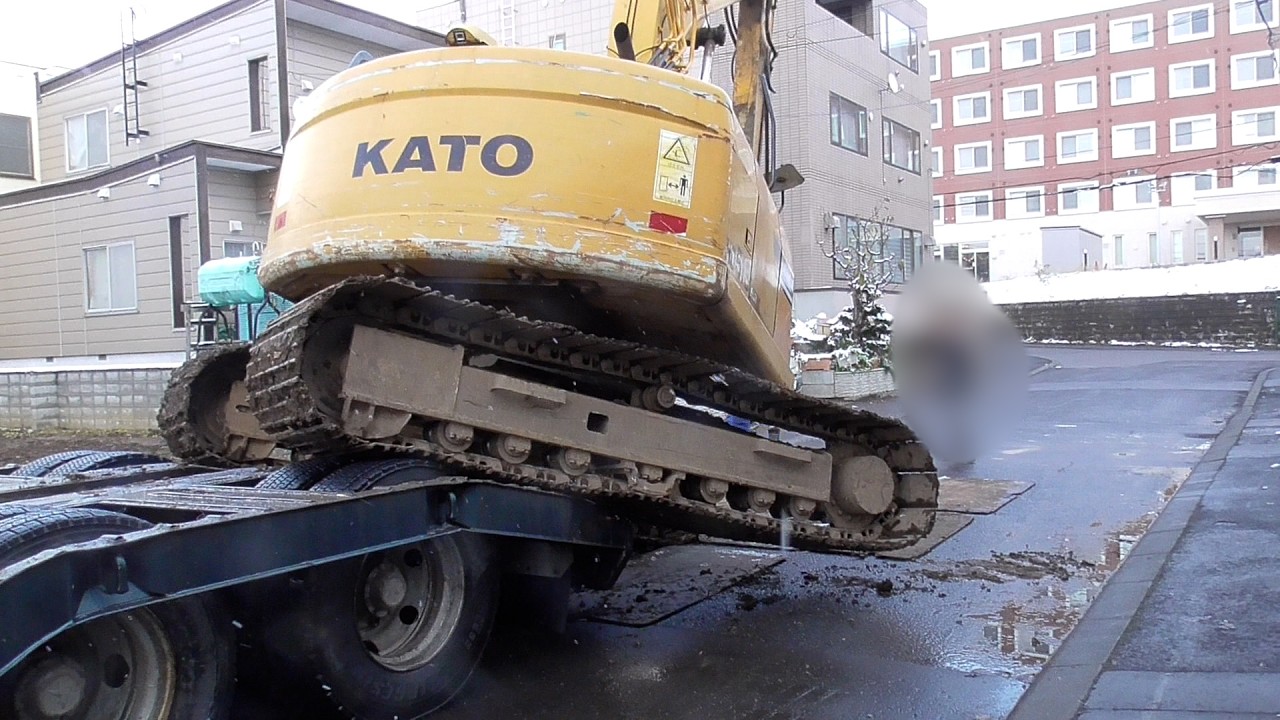 解体工事が終わり重機をトレーラーに積み込み搬出！