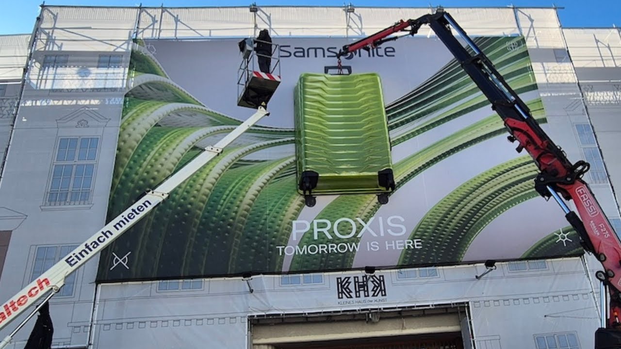 XXL Samsonite Koffer am Kleinen Haus der Kunst in Wien