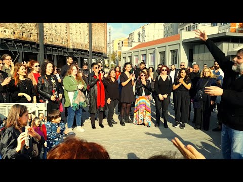 Ruhi Su Dostlar Korosu Kadıköy Gazhane'de Şarkılar Türküler Söylüyor | Dut Ağacı Boyunca