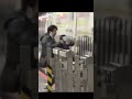 新幹線で駆け込み乗車する親子連れ→扉から手を伸ばすママ＆ベビーカーをたたんでダッシュするパパ（はくたかE7系：上野駅）