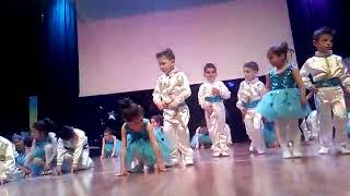 Azime Yilmaz İlkokulu 1E 23 Nisan Gösterisi