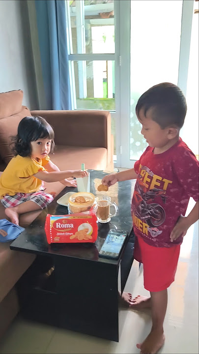 What are Sultan and Farihah eating?