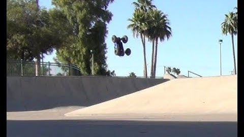 Redcat Kaiju at Skate Park - RC Car bashing