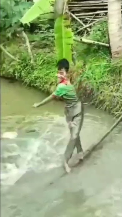 tonton sampai akhir, anak kecil jatuh dari sungai sangat lucuu, #shorts #2022 #viralvideo #fypシ