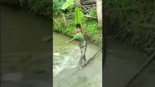 tonton sampai akhir, anak kecil jatuh dari sungai sangat lucuu, #shorts #2022 #viralvideo #fypシ