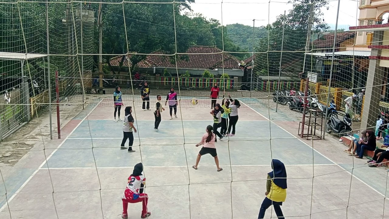 Tetap Voli‼️Meskipun tiba-tiba hujan tiba-tiba panas #emakemakvoli #volleyball 