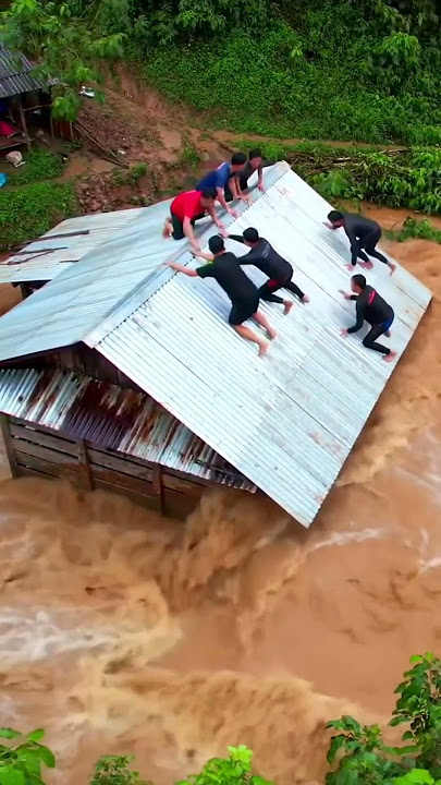 Suasana terjebak arus banjir bandang berlumpur#s