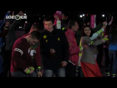 Возле "Казань Арены" прошел флешмоб "Будь ярким! Стань заметным!"