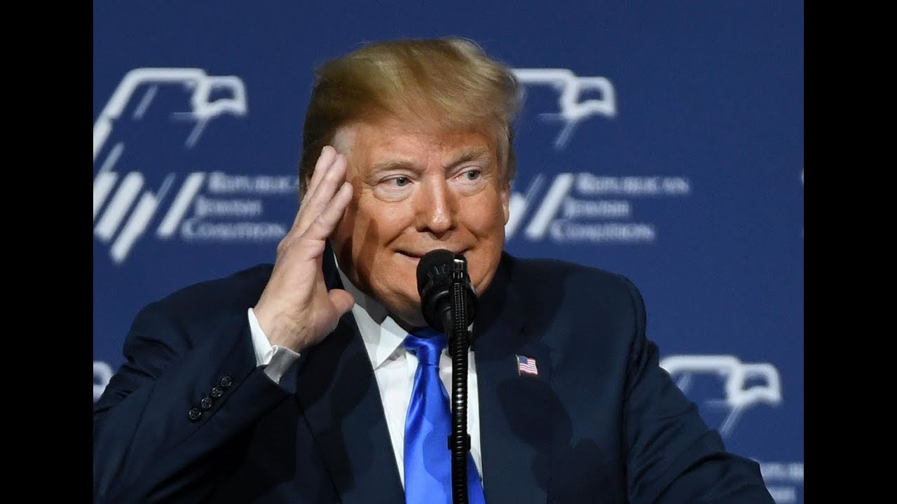 Donald Trump’s awkward umbrella moment. | एक छाते ने ट्रंप की उड़वाई खिल्ली, खूब मज़े ले रहे लोग