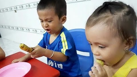 em bé thực hành kỹ năng | Bé đã biết tự bóc vỏ khoai lang để ăn | Mầm Non Tư Thục Thiên King