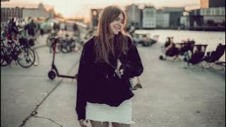 Download lagu Delorians - she