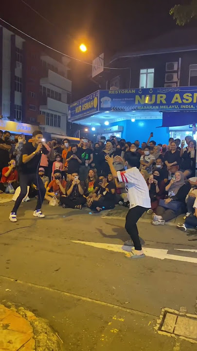 jalan jalan d nite market nampak ada basking jadi singah kejap joget😄