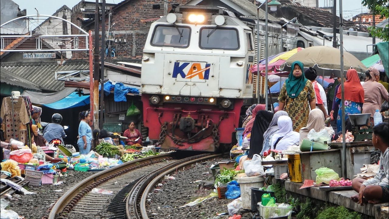 India Cabang Indonesia Pasar PALING BERBAHAYA Ditengah Rel Kereta Api Aktif !