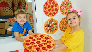 As crianças aprendem a cozinhar pizza e compartilhar com seus amigos