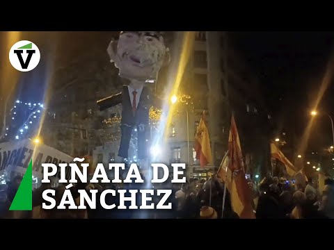 El PSOE denuncia ante la Fiscalía la piñata de Sánchez apaleada por manifestantes en Ferraz