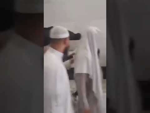 الشيخ عبدالرزاق البدر حامل جنازة أحد طلاب العلم توفي البارحة في مكة رحمه الله وغفر له