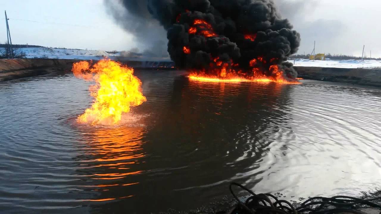 Взрыв на поверхности воды. Горящее озеро. Вода горит. Нефть горит. Горение воды.
