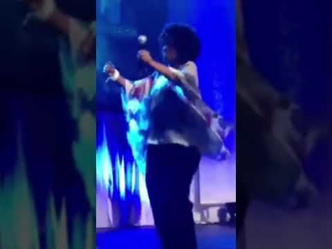 A CeCe Winans praise break