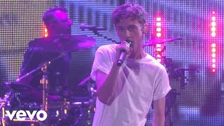 Video voorbeeld van "Troye Sivan - HEAVEN (Live on The Ellen Show)"