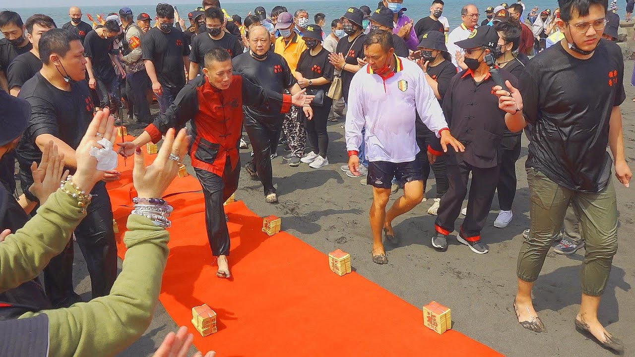 五年才一次迎仙帝~哇~乩童下海到這麼深~快到頭頂了~這次會迎請到哪位仙帝呢?｜屏東林邊放索普龍殿池府千歲壬寅正科五年一科恭迎仙帝平安遶境