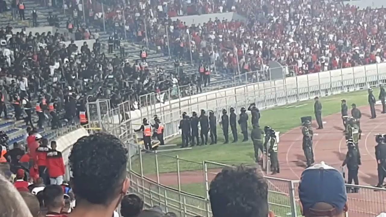 غضب جمهور الدفاع الجديدي و مناوشات مع الأمن..سبب فرض الويكلو على مباراة الدفاع و برشيد