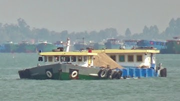 Rất nhiều sà lan cát đậu đợi tài vì không lấy được cát