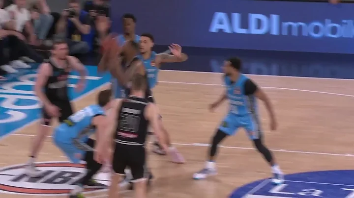 Shawn Long with 27 Points vs. New Zealand Breakers