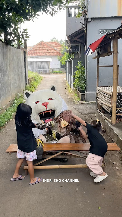 Alika & berlin bantuin bety bangun yang habis di makan can macanan