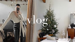 VLOG: Decorating For Christmas & Minimal Gift Wrapping Ideas
