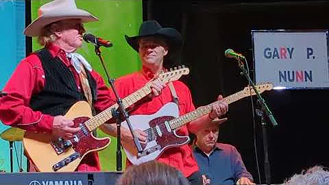 Gary P. Nunn plays "Dancin' in the Moonlight - Nig...