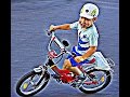 3х летний мальчик ездит на 2х колесном велосипеде.3 year old boy riding a bicycle wheel 2