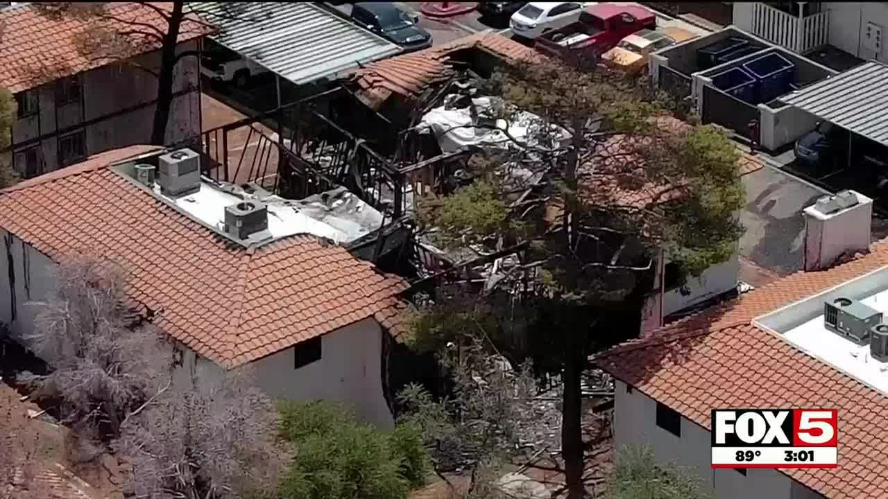 One dead after early morning fire at Las Vegas apartment complex - YouTube